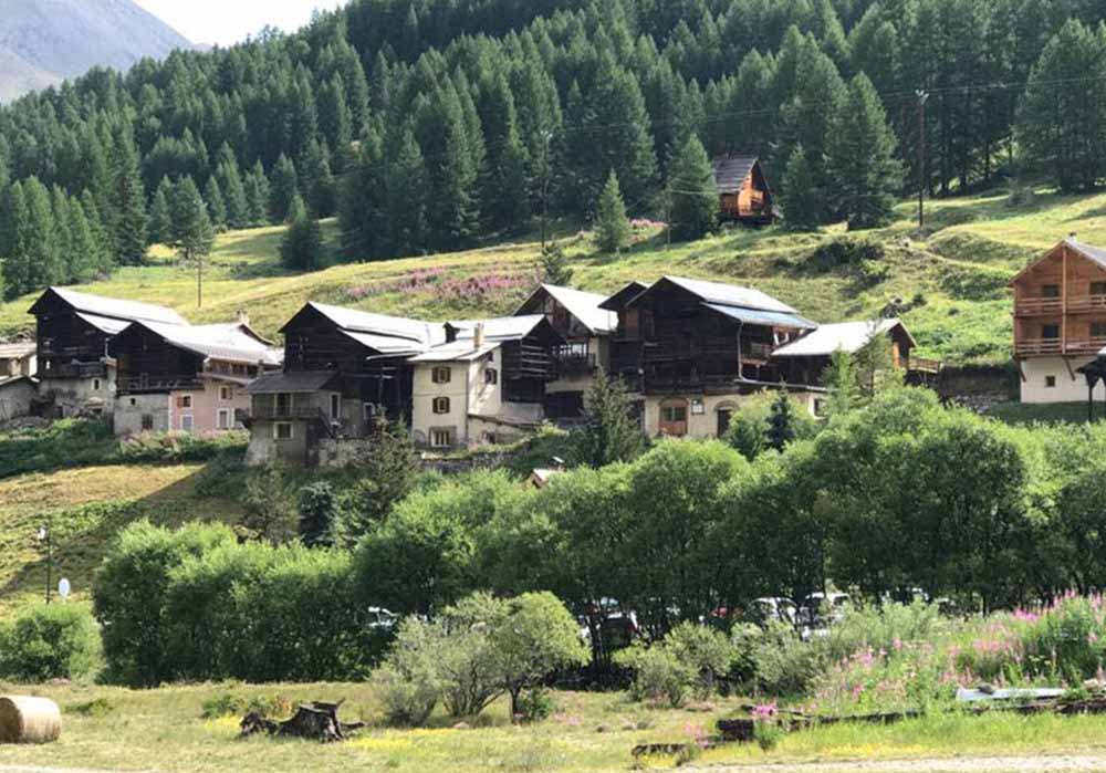 Hameau de Chalp à Saint-Véran dans les Hautes-Alpes, plus beau village de France et le plus haut perché