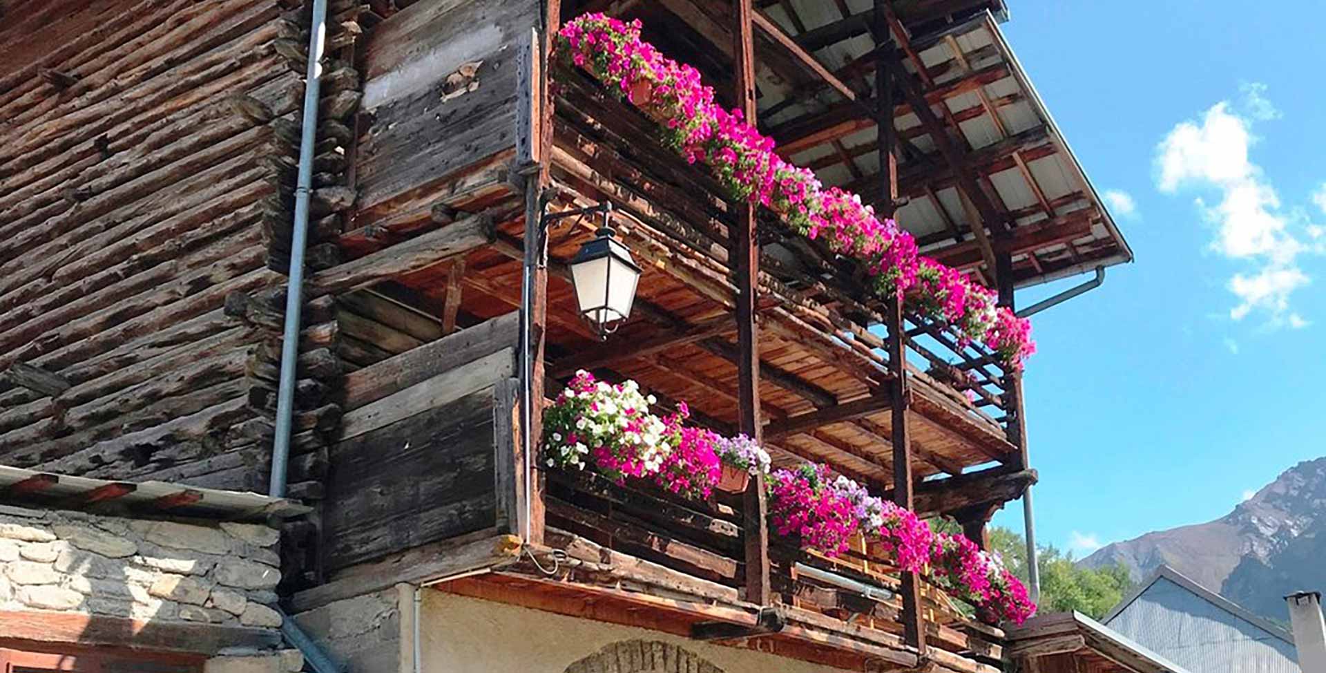 Un gîte de 3 appartements dans les Hautes-Alpes en plein parc naturel du Queyras dans le village de Saint-Véran.