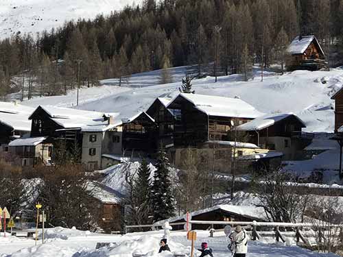 Le village de La Chalp en Hiver vers vue sur notre gîte